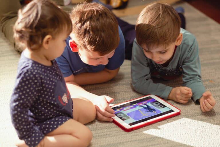 Lee más sobre el artículo 📱 ¿Demasiadas pantallas este verano? Cómo afecta a la visión infantil