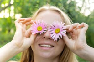 Lentes de contacto en primavera: cómo evitar molestias y alergias.