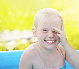 Problemas oculares en verano en Huesca: cómo evitar ojos rojos tras la piscina