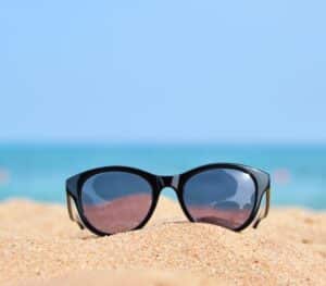 Cuidado de gafas en Huesca: cómo evitar rayaduras y deformaciones en verano.