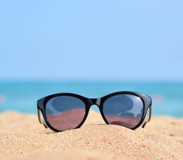 Lee más sobre el artículo Cuidado de gafas en Huesca: cómo evitar rayaduras y deformaciones en verano.